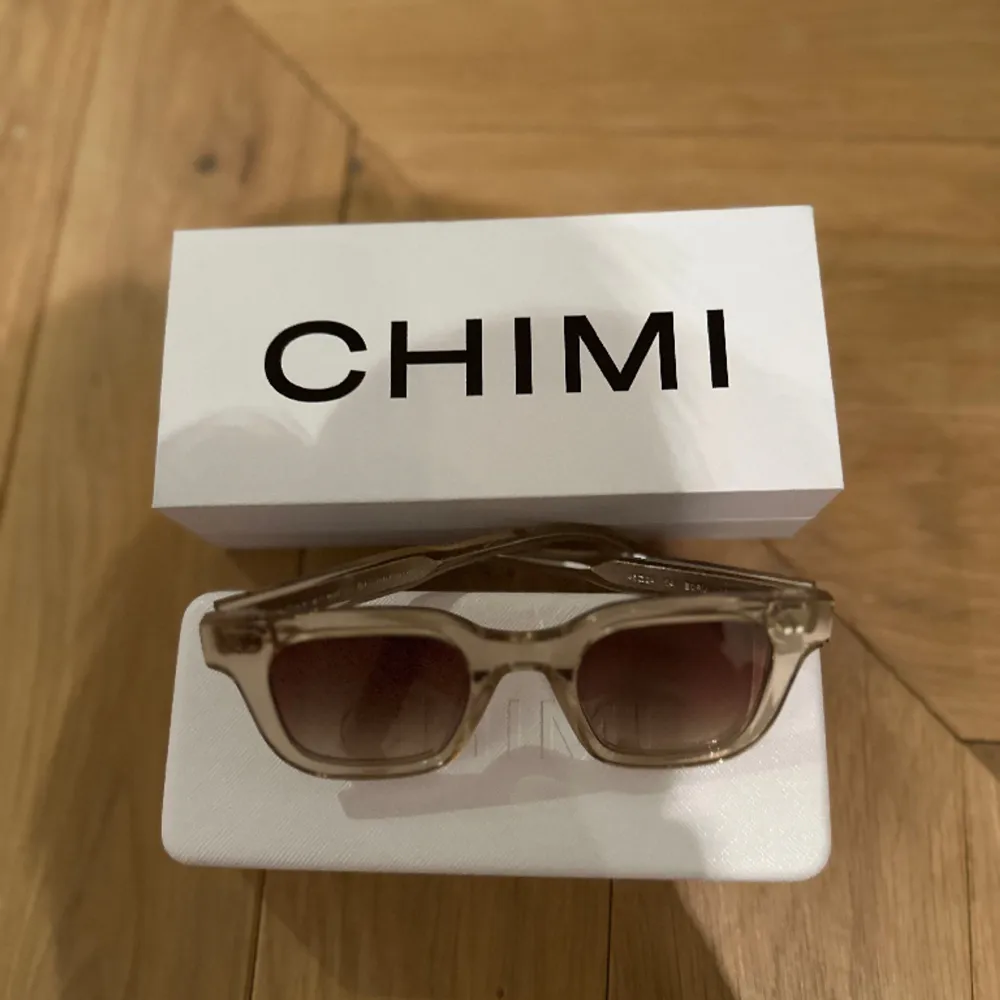 Riktigt feta Chimi 04 ecru solglasögon. Toppskick, använda fåtal gånger och inga täcken på användning. Hör av er om ni intresserade. Pris kan diskuteras. Accessoarer.