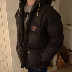 Fjällräven expedition down jacket  - Fjällräven expedition down jacket i storlek xxs sitter större, cond 9/10