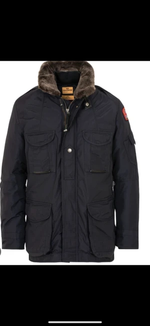 Portland Masterpiece Jacket Navy - Säljer min brors gamla jacka som är använd en vinter. Den är i bra skick! Fler patches ingår.  Vid snabb affär kan priset diskuteras