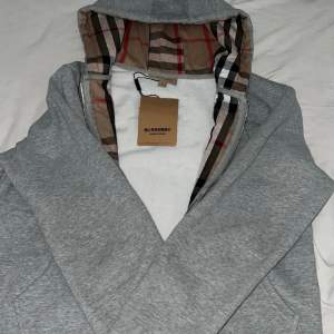 Snygg burberry zip hoodie till salu pris går att diskutera den är i storlek L men passar båda L och M