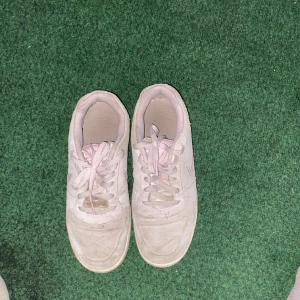 Nike vinter skor  - Ett par sköna vinter skor inget fel på dem används inte mycket bara skick 8,5/10 kan tänka mig ge ner lite med priset 