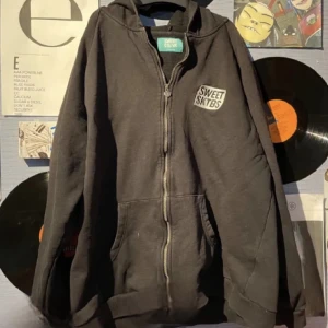 SWEET SKTBS Oversized Zip Up - Oversized Sweet SKTBS Zip tröja, storlek XL men sitter perfekt oversized på mig som är S. Priset går att diskuteras vid snabb affär.  Bild är lånad från förra säljare💗