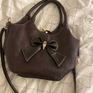 söt J&D väska - Den här väskan köpte jag begagnat men tyvärr så kommer den aldrig till användning. Tror någon annan hade passat väskan mycket bättre än vad jag gör i den.  kontakta mig gärna innan köp💗💗