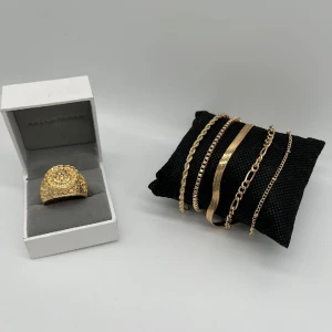 Guldpalätterade smycken - Guldpätterade smycken. Endast ring 250kr. Endast armband 300kr. Ring och armlänk 449kr. De är 3mm.