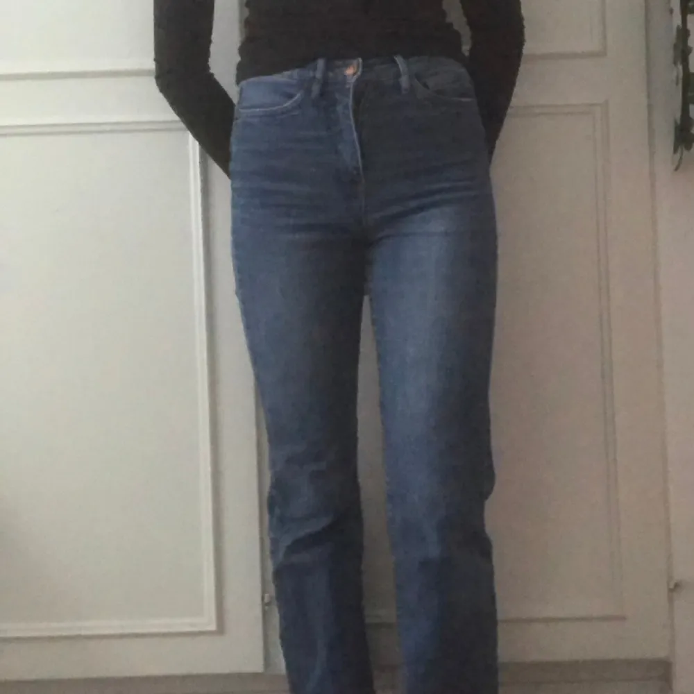 Fina jeans som är raka i modellen. De är medelhöga i midjan och använda men i bra skick. Bra i längden på mig som är ca 167 cm lång. De är stretchiga och kommer från Kappahl🌸. Jeans & Byxor.