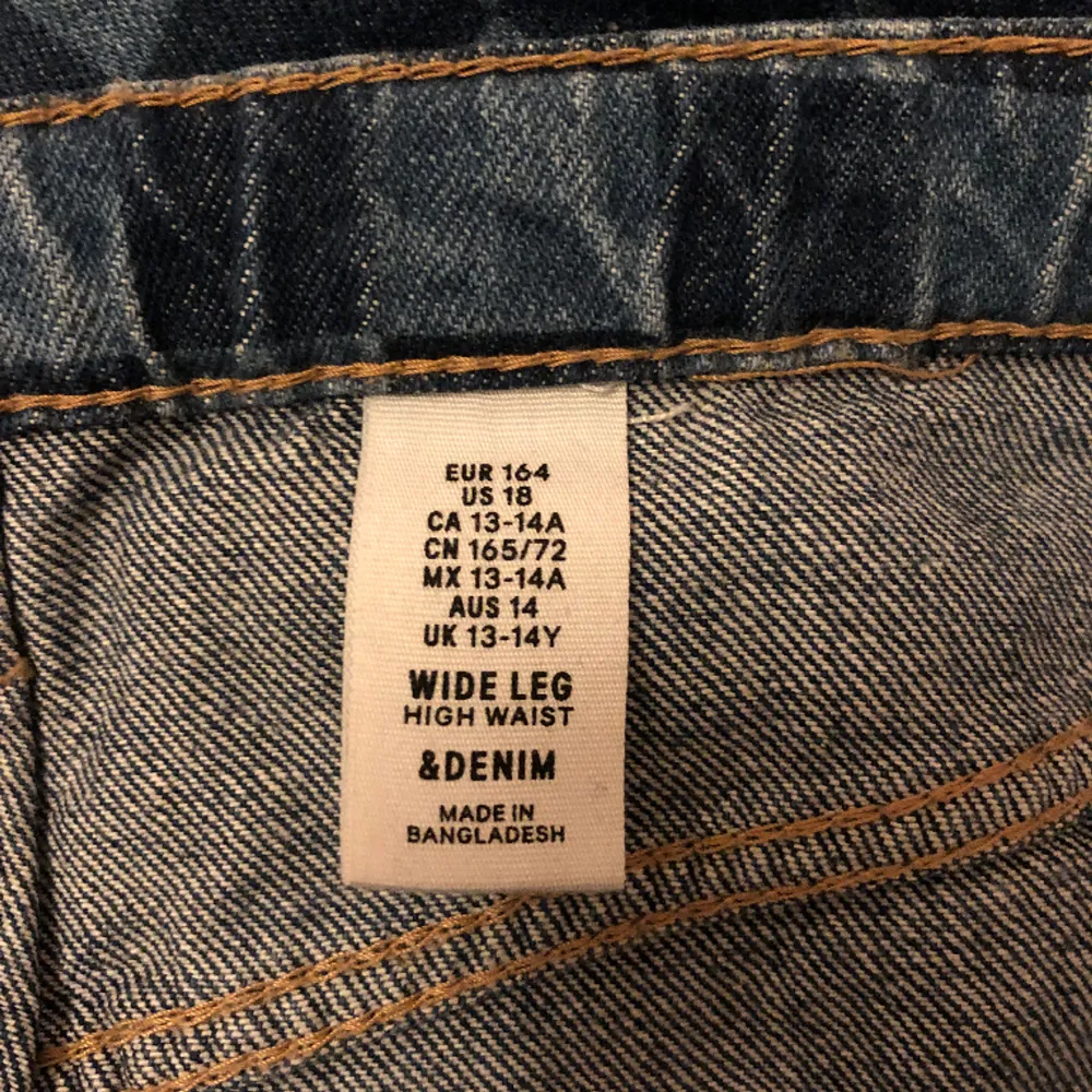 Fina rutiga jeans i bra skick. Använda ett fåtal gånger och är i storlek 164 men passar mig som i vanliga fall har storlek 25 i byxor eller XS/S. De är vida i benen och bra i längden på mig som är ca 167 cm lång💗. Jeans & Byxor.