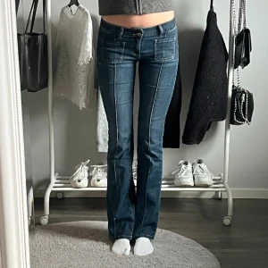 Lågmidjade jeans - Lågmidjade mörkblåa jeans från Madlady. Jag är 176. Använda få gånger. Nypris 700kr
