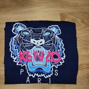 Kenzo T-shirt - Kenzo T-shirt i fint skick storlek S. Mörkblå/Svart/Rosa. Kolla min profil för splitternya produkter till bra pris. Allt är förhandlingsbart. Mvh Streetlyxkollektionen 💯