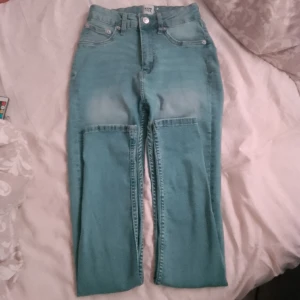Jeans - Säljer Skinnyjeans med ett klipp på botten av byxorna, tighta , använda/Aldrig.