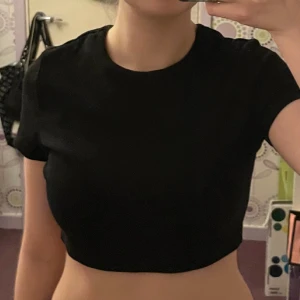 Svart babytee  - En supersöt svart y2k babytee som endast är använd ett fåtal gånger💕