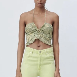 Grön crop topp - Det är en grön crop top med silvrig detaljer💞