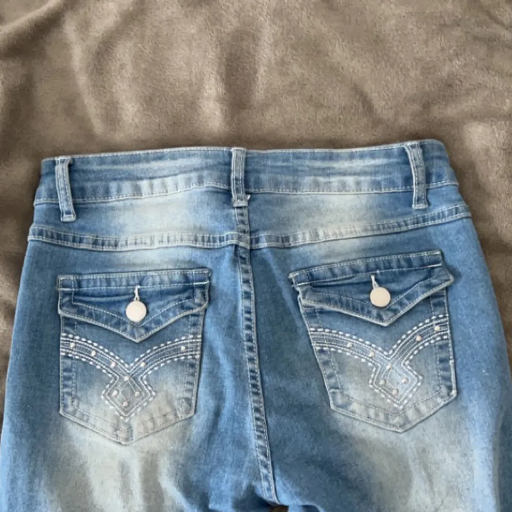 Säljer dessa super snygga jeans i strl S! 😊Vet inte vart dom är köpta, lappen är bort klippt, säljer åt en kompis. Finns en liten fläck på byxan, inget man märker av. Skriv privat om frågor eller så! 💛. Jeans & Byxor.