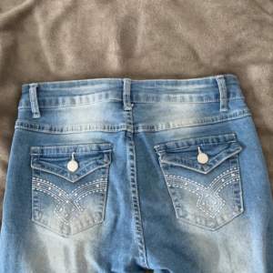 Säljer dessa super snygga jeans i strl S! 😊Vet inte vart dom är köpta, lappen är bort klippt, säljer åt en kompis. Finns en liten fläck på byxan, inget man märker av. Skriv privat om frågor eller så! 💛