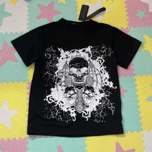 Svart over sized tröja med skelett tryck på -  Säljer för att den aldrig har använts, Inga fläckar och är ej sönder. Kontakta om du har frågor klicka på köp om du vill köpa!