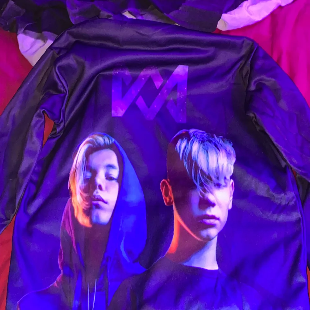 Marcus och Martinus hoodie som jag inte kommer ihåg vart den är köpt, men jag säljer denna just för den inte har kommit till användning. aldirg använt förr och i väldigt bra skick. . Hoodies.