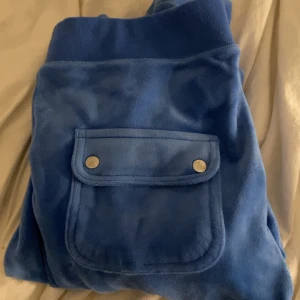 Juicy coutore byxor - Säljer mina nästan oanvände juicy mjukisbyxor i strl M. Jag säljer dom pga de inte kommer till användning längre. Dom är i öta skick och känns som helt nya. (Pris kan diskuteras)