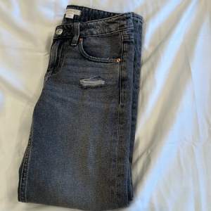  Grå straight jeans från GinaTricot i storlek 140
