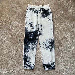 Byxor  - Vita och svarta batik byxor, aldrig använda🖤🤍