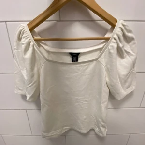 Tröja - Säljer denna fina tröja då den aldrig kommer till användning. Vid intresse skriv för fler bilder☺️