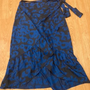 Svea kjol strl M  - Omlottkjol från Svea i strl M. Mycket fint skick, nästan aldrig använd. 