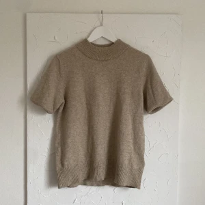 Stickad tshirt  - Så mjuk och gosig stickad tshirt, sparsamt använd 