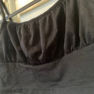 Topp - Svart topp som är lite veklig vid brösten, aldrig använd🖤