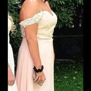 Klänning - Superfin klänning jag hade nör jag var brudtärna, passar även perfekt till bal. Den är uppsydd efter mig som är 165, något längre då jag hade 5cm klackskor. Passar en m/l Köpt på ruths i Västerås för 3900kr