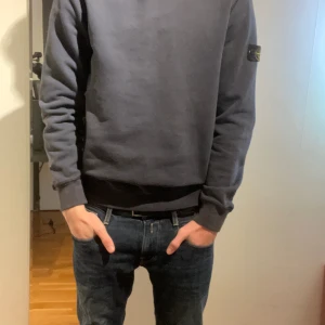 Stone Island Crewneck - Fet Stone island crewneck i junior size men passar storlek S, tveka inte att höra av dig vid frågor