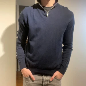 Half Zip - Jack & Jones half zip i nyskick, storlek S, tveka inte att höra av dig vid frågor