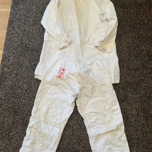 Kampsportsdräkt Hayashi stlk 150 - Kampsportdräkt med jacka, byxa och bälte i storlek 150cl från Hayashi.  Välanvänd.  Finns i Skogås 🏡