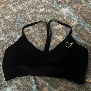 Gymshark träningsbh - Säljer då jag har för mycket träningskläder, fint skick med uttagbara pads i. Storlek M men lappen är avklippt