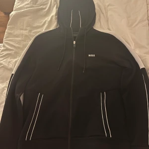 Hugo Boss Tracksuit - Hugo Boss Tracksuit (äkta) köpt från deras hemsida, EXTREMT bra kvalitet. Bara testad en gång. Org Pris: 3600kr säljer den för 1450, vid snabb affär kan vi säga 2000kr!