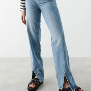 Blåa jeans med slits - Blåa jeans från gina tricot med slits som är slutasålda. Jättefint skick, säljer då de inte passar mig längre😊🫶🏼🫶🏼