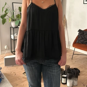 Linne - Ett fint svart linne med spetälskt från hm i storlek L men sitter bra på mig som är en S☺️
