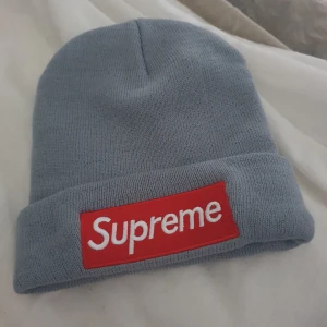 Supreme mössa grå grey hat - Nyskick, kall grå nyans med röd logga