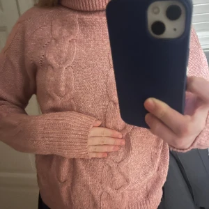 Stickad tröja - Stickadtröja med turtelneck