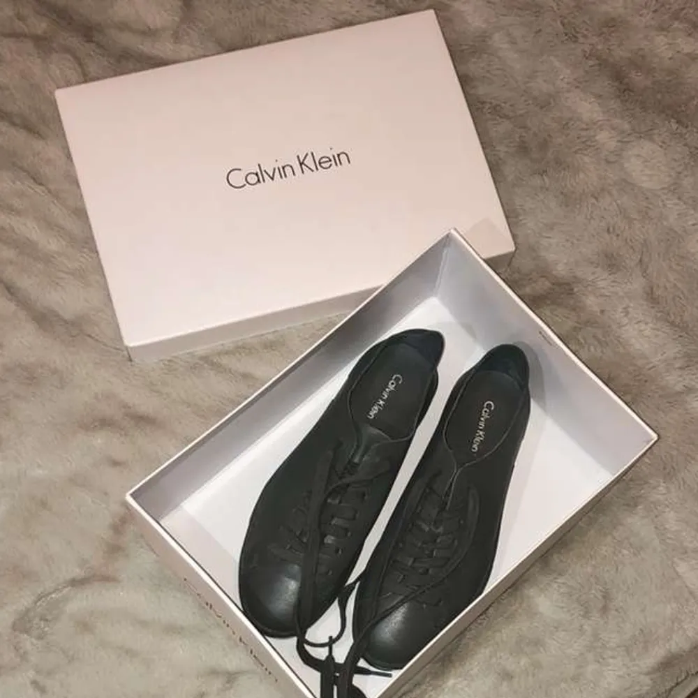 Säljer dessa helt nya Calvin Klein skorna! De ser mörkare ut på bilden än vad de är i verkligheten. Skriv privat för mer bilder och info!🩶 Buda!. Skor.