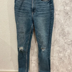Jeans från Zara - Jeansen är i fint skick och knappt använda, de är i storlek 36