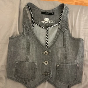 Jeans topp - Jättefin jeans topp/väst i fint skick, kan användas på olika sätt, över en tröja eller bara så, funkar lika bra!