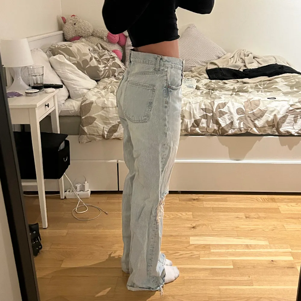 Jättefina högmidjade blåa jeans med hål från Zara, strl 40, säljer då det är för stora och inte kommer till användning!. Jeans & Byxor.