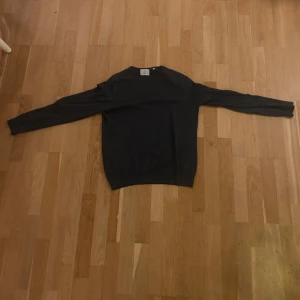 Bläck tröja  - Snygg mörk blå bläck tröja, storlek M men lite mindre i storlek