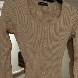 Klänning  - En begie klänning i storlek M köpt på NewYorker. Den ser liten ut men är strechig och formas till din kropp. Skulle även säga att den passar en S storlek. 💗