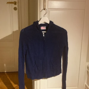 From future zip up!!! - Intressekoll på denna from future zip up. Använd men väl omhändertagen. 100% cashmere! 