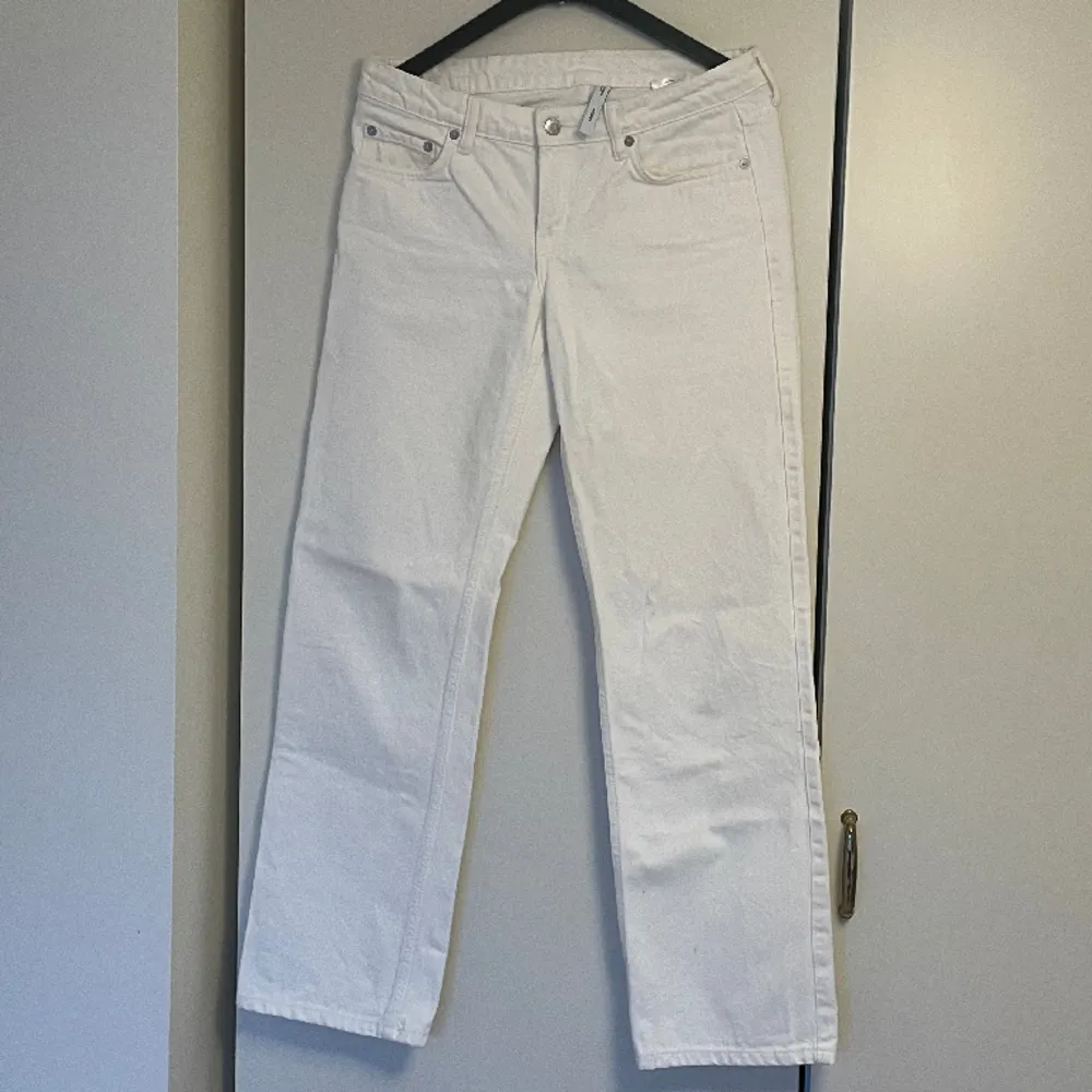 Säljer dessa vita jeansen från weekday🌸Köpta second hand men själv aldrig använt pga fel storlek. Modell Arrow low. Nypris 590kr. Jeans & Byxor.