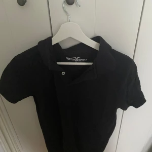 Svart pike  tröja  - Svart pike tröja i storlek M/L som har väldigt skönt matrieal funkar för både män och kvinnor. 