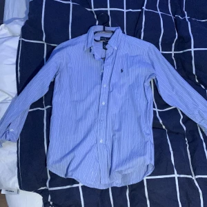RALPH LAUREN SKJORTA - Tjena tjena säljer denna Ralph lauren skjorta! Aldrig använd då den var för liten för mig.