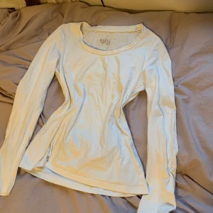 vit långärmad tröja  - sitter fint! är lite stor på mig där av säljer jag! 