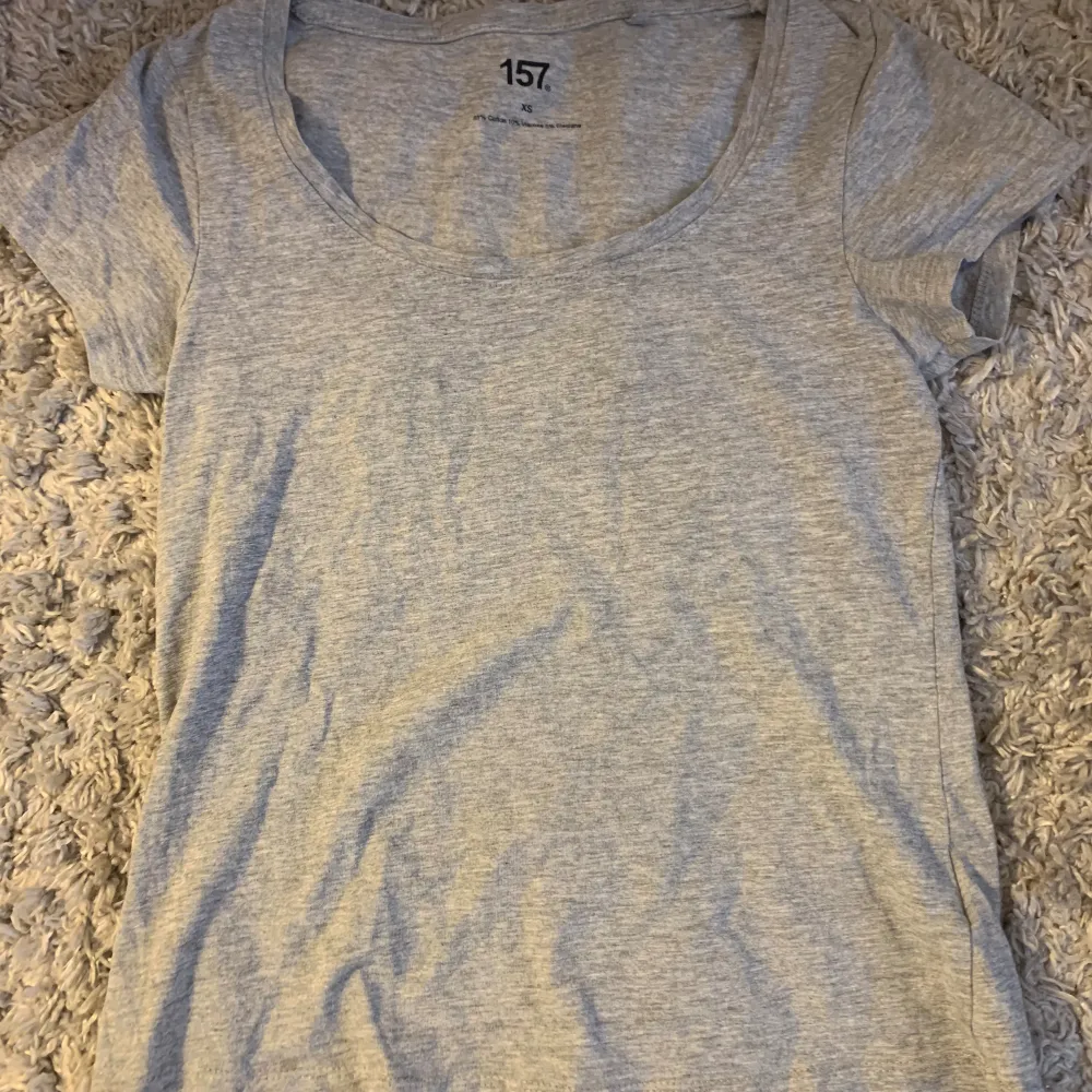 Grå basic tshirt frpn lager 157 i nyskick. T-shirts.