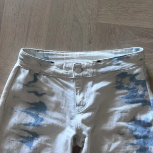 Tie dye jeans - Jättecoola raka lågamidjade tie dye jeans. Har tyväär inga bilder på då dom är försmå💗