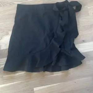 Svart kjol från shein i storlek xs. Nyskick